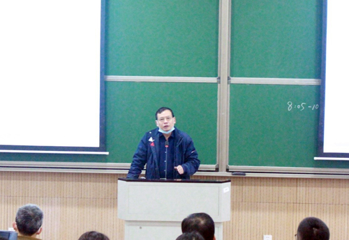有机硅重点实验室主任、材化学院院长章鹏飞在会上作表态发言 有机硅重点实验室主任、材化学院院长章鹏飞在会上作表态发言